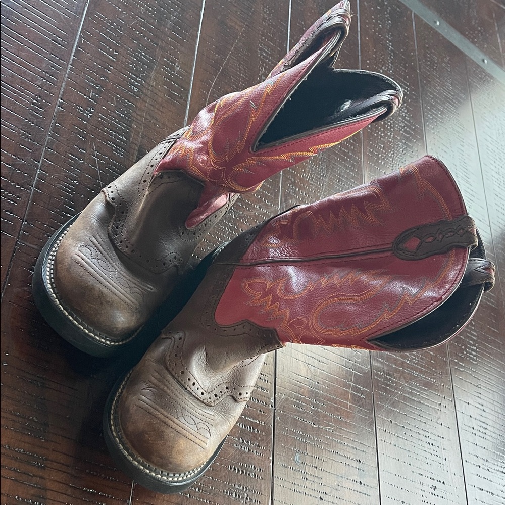 Justin Boots Women's Red and Brown Cowboy Boots Size 9.5B